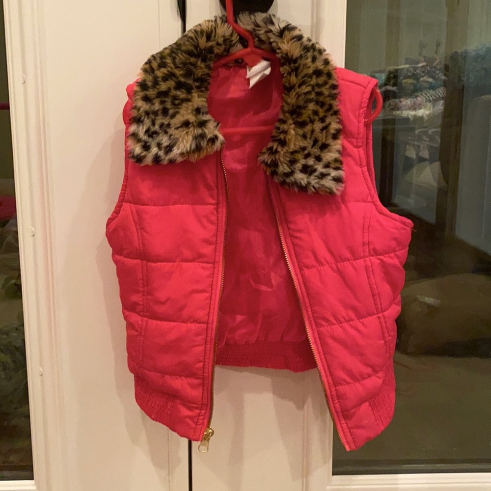 Hot pink vest with cheetah print collar Circo size S